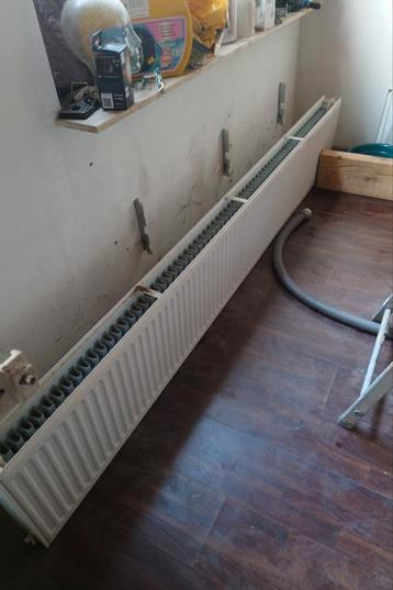 Radiator  240 cm lang 40 cm hoog beschikbaar voor biedingen