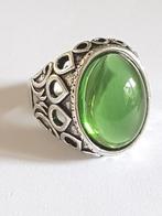 Zilverkleurige ring met groene steen., Groen, Ophalen of Verzenden, Dame, Zo goed als nieuw