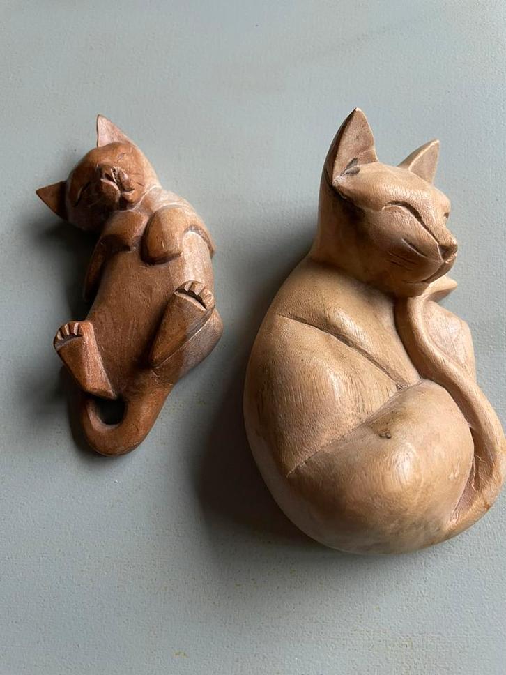 Handgesneden slapende katten beeldjes, Antiek en Kunst, Kunst | Beelden en Houtsnijwerken, Ophalen of Verzenden