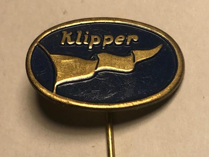 Metalen KLIPPER WAPPERENDE VLAG Speld (Blauw/Messingkleur)., Verzamelen, Speldjes, Pins en Buttons, Zo goed als nieuw, Speldje of Pin