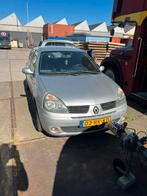 Renault Clio 1.4 16V Autbas E3 2005 Grijs, Auto's, Renault, Voorwielaandrijving, 15 km/l, Handgeschakeld, 39 €/maand