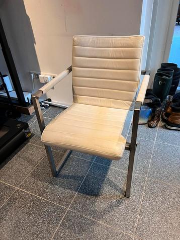 Eetkamer stoel beschikbaar voor biedingen