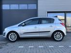 Opel Corsa 1.4-16V Anniversary Edition ✓5-Deurs ✓Half Le, Auto's, Opel, 47 €/maand, Origineel Nederlands, Te koop, Zilver of Grijs