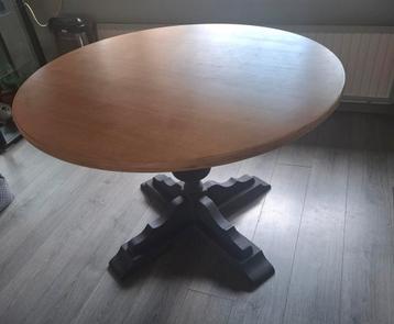 Ronde eettafel  beschikbaar voor biedingen
