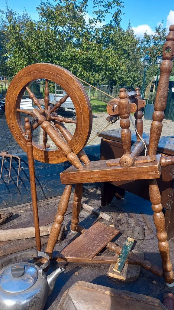 Spinnewiel +bankje   trapnaaimachine en Keulse potten, Hobby en Vrije tijd, Spinnewielen en Spinnen, Zo goed als nieuw, Spinnewiel