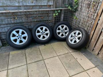 Winterset Volvo xc70 met zo goed als nieuwe banden beschikbaar voor biedingen