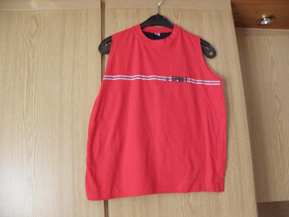 Breed mouwloos rood katoenen sport print shirt 158/164 zgan, Kinderen en Baby's, Kinderkleding | Maat 158, Zo goed als nieuw, Jongen