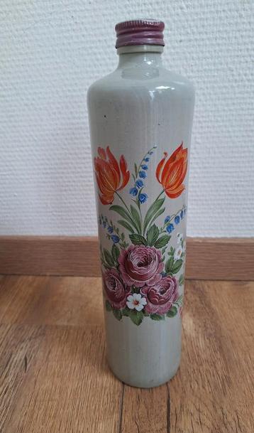 Kruik met bloemen beschikbaar voor biedingen