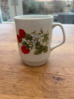 Vintage aardbeien mok, Ophalen of Verzenden, Overige stijlen, Kop(pen) en/of Schotel(s)