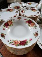14 pers Eet- en koffie servies met prachtig rozen decor, Ophalen, Zo goed als nieuw, Porselein, Overige stijlen