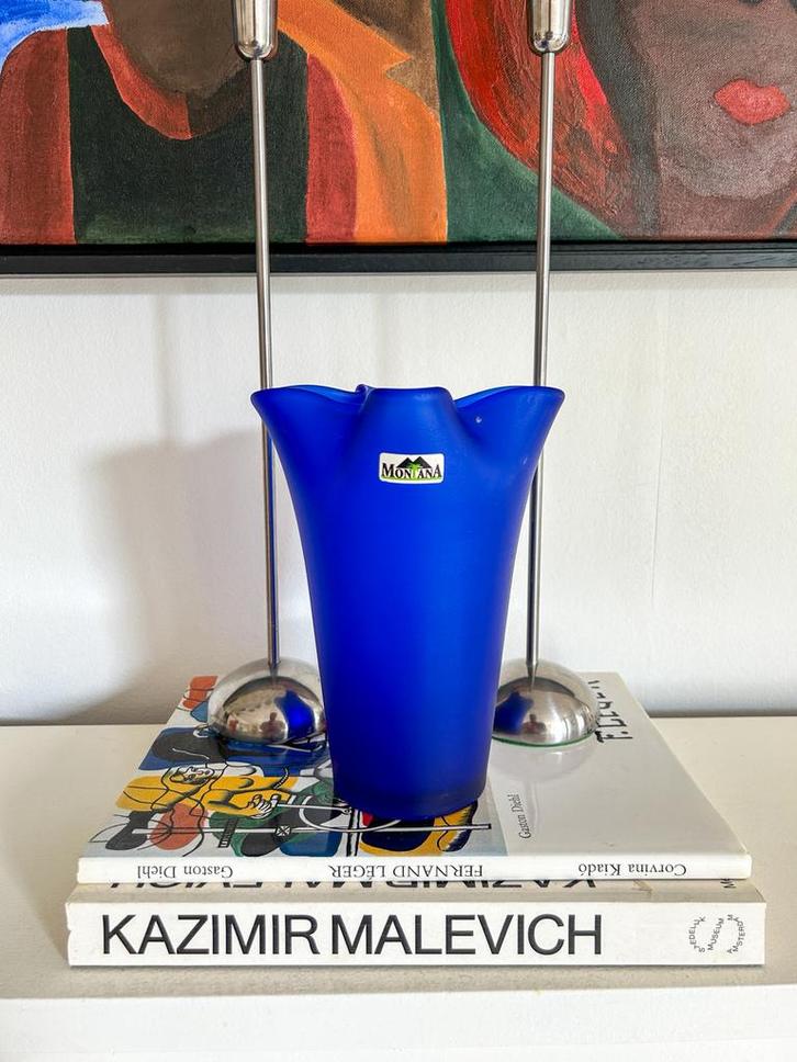 Zakdoekvaas donkerblauw montana, Huis en Inrichting, Woonaccessoires | Vazen, Zo goed als nieuw, Blauw, Minder dan 50 cm, Glas
