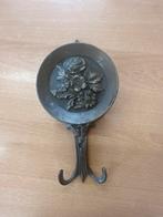 Oude metalen wandkapstok met bloemmotief, Gebruikt, Wandhaken, Ophalen of Verzenden, Minder dan 100 cm