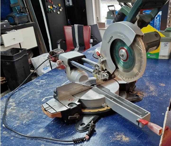 Metabo KGS 216 M afkortzaag (216 mm), Doe-het-zelf en Verbouw, Gereedschap | Zaagmachines, Gebruikt, Afkortzaag, 1200 watt of meer