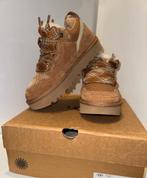 UGG Lowmel Chestnut – Maat 45 (valt als klein), UGG, Bruin, Nieuw, Ophalen of Verzenden