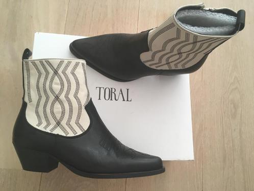Toral laarzen !!NIEUW!! maat 37 twv 280 euro, Kleding | Dames, Schoenen, Nieuw, Lage of Enkellaarzen, Zwart, Ophalen