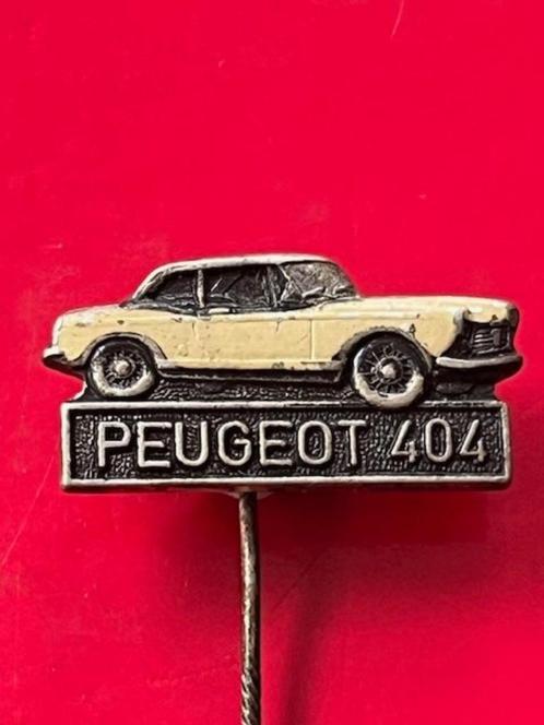 Emaille Speldje - Auto Peugeot 404 (Witte Uitvoering), Verzamelen, Speldjes, Pins en Buttons, Gebruikt, Speldje of Pin, Transport