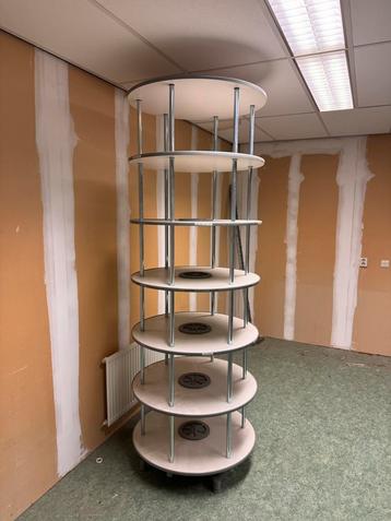 Draaiende ronde kast - Tilburg beschikbaar voor biedingen