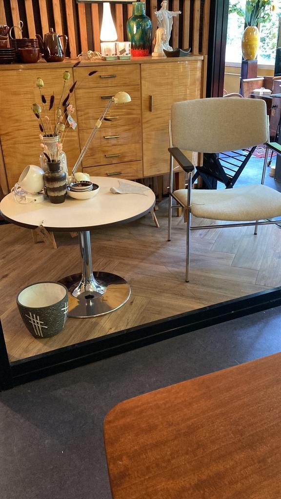 70 jaren salon/bijzettafeltje beige/bruin met trompetvoet, Huis en Inrichting, Tafels | Salontafels, Zo goed als nieuw, Ophalen