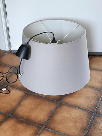Grote hanglamp, kap van stof (binnenkant plastic).Lichtgrijs beschikbaar voor biedingen