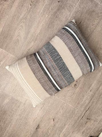 Sierkussen beige/grijs beschikbaar voor biedingen