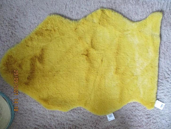 2 synthetische vachtjes Okergeel, Huis en Inrichting, Woonaccessoires | Overige, Nieuw, Ophalen