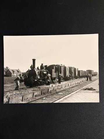 Grote foto stoomlocomotief NS 7734 te St. Annaparochie (1947 beschikbaar voor biedingen