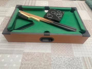 Kleine houten pooltafel beschikbaar voor biedingen