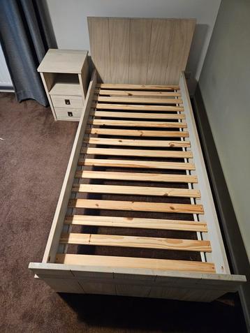 Houten Eenpersoonsbed met Nachtkastje beschikbaar voor biedingen