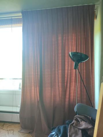 Twee oudroze velvet gordijnen beschikbaar voor biedingen