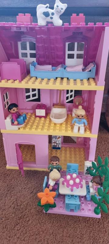 Leuk Duplo Poppenhuis met Figuren beschikbaar voor biedingen