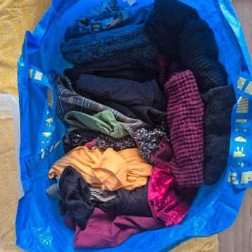 Grote tas dameskleding maat M 38/40 beschikbaar voor biedingen