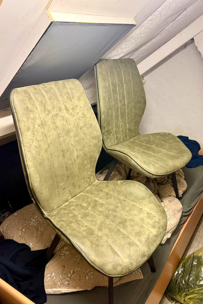 Twee eettafel stoelen van Bommel wonen olijfgroen, Huis en Inrichting, Stoelen, Zo goed als nieuw, Twee, Metaal, Stof, Overige kleuren