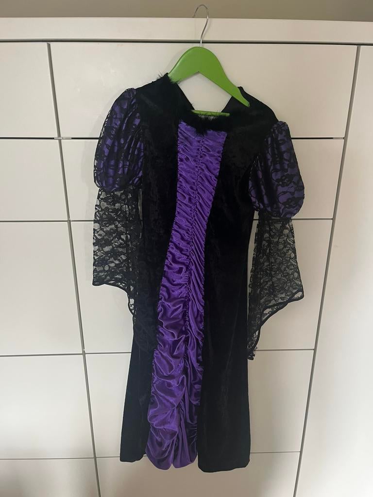 Zwart/ paarse verkleed jurk maat 116, Kinderen en Baby's, Carnavalskleding en Verkleedspullen, Ophalen, Zo goed als nieuw, 110 t/m 116