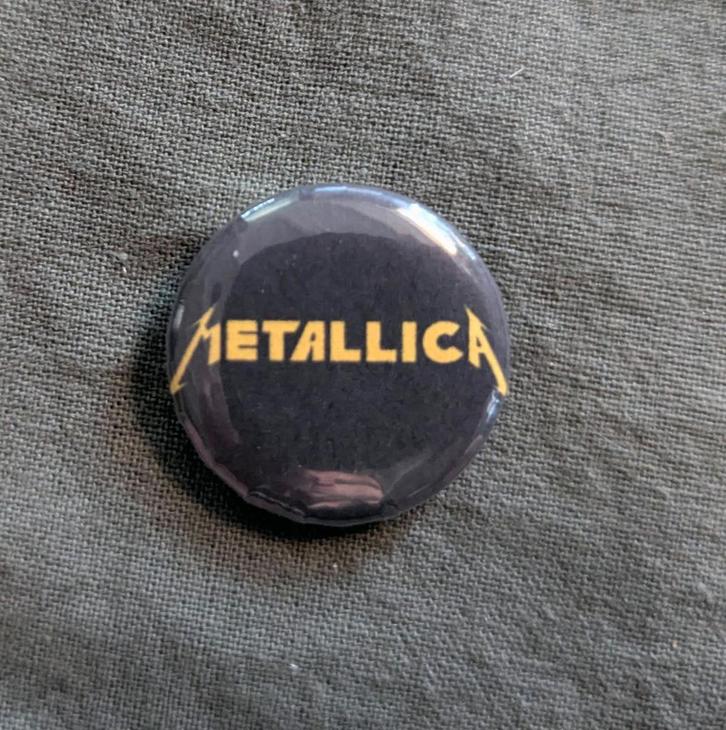 Metallica Band button – 25mm button / speld / pin, Verzamelen, Speldjes, Pins en Buttons, Nieuw, Button, Overige onderwerpen, Verzenden