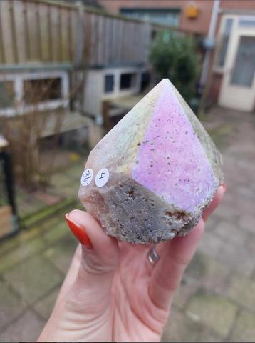 Roze Chalcedoon punt beschikbaar voor biedingen