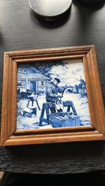 Klompenmaker delfts blauw tegeltje in houten lijst, Antiek en Kunst, Antiek | Wandborden en Tegels, Verzenden