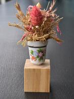 Droogbloemen in vingerhoed op houten blokje, Ophalen of Verzenden, Zo goed als nieuw