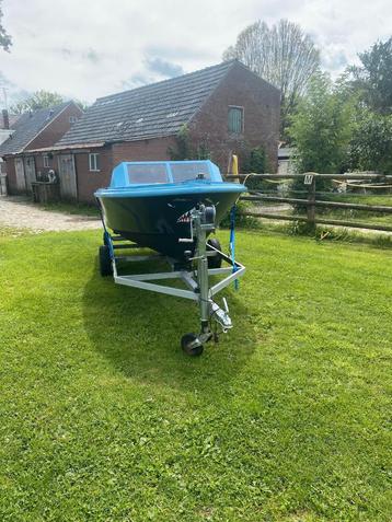 Leuke speedboot vaar klaar beschikbaar voor biedingen