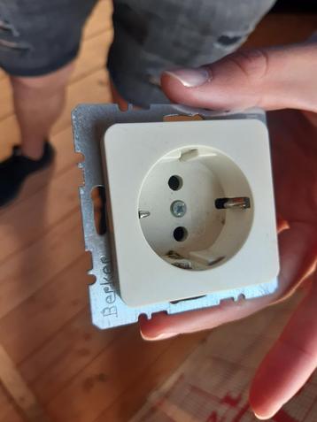 90 stuks Berker inbouw wandcontactdozen WCD stopcontact beschikbaar voor biedingen