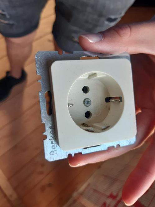 90 stuks Berker inbouw wandcontactdozen WCD stopcontact, Doe-het-zelf en Verbouw, Elektra en Kabels, Zo goed als nieuw, Stopcontact