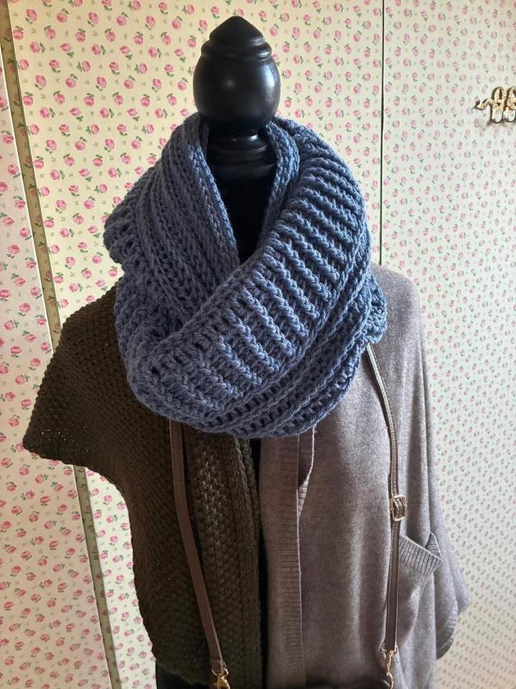 Handgemaakte sjaals en tassen voor Kika, Kleding | Dames, Mutsen, Sjaals en Handschoenen, Sjaal, Maat 46/48 (XL) of groter, Ophalen of Verzenden