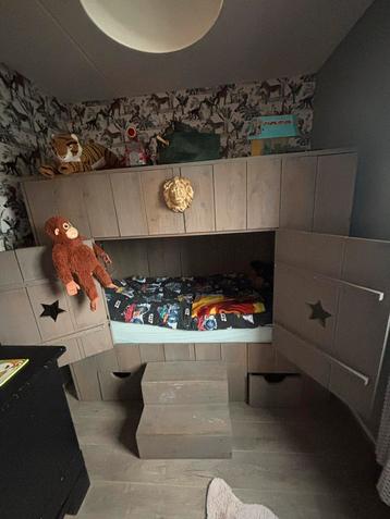 Steigerhouten Bedstee met Kledingkast beschikbaar voor biedingen