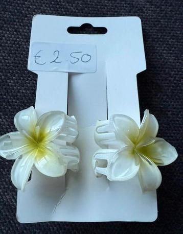 2 Nieuwe Bloemen Haarklemmen Wit/Groen beschikbaar voor biedingen