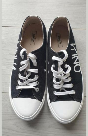 Only sneakers maat 40 beschikbaar voor biedingen