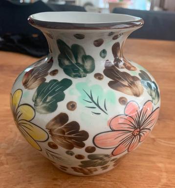 Vintage vaas met bloemen patroon beschikbaar voor biedingen