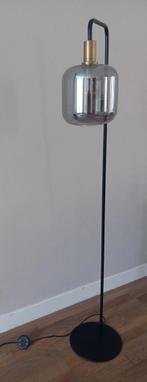 Vloerlamp light en living. Zwart, antiek brons, smoke glas, Huis en Inrichting, Lampen | Vloerlampen, Ophalen, Gebruikt, Glas