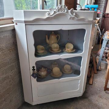 Brocante oude hoekkast hoekvitrinekast keukenkast H 135 cm. beschikbaar voor biedingen