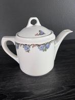 Een porseleinen theepot met als decoratie blauwe rozen., Ophalen