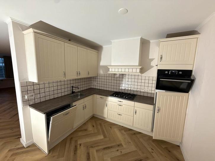 Mooie crèmekleurige hoekkeuken inbouwapparatuur - landelijk, Huis en Inrichting, Keuken | Complete keukens, Zo goed als nieuw