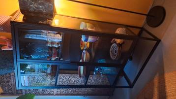 Te koop: industriële look zwarte vitrine kast beschikbaar voor biedingen
